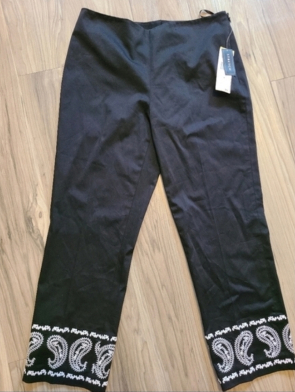 Jones New York Women's Cropped Capri Black w/ Embroidery Pants Size 4